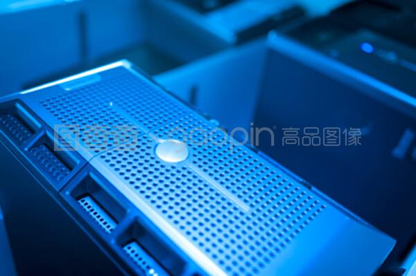 网络服务器与云计算装备技术服务 驱动数字化转型的双引擎